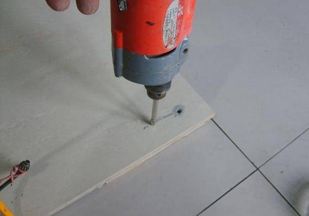 瓷砖墙面打孔注意事项视频(墙面瓷砖打孔怎么才不会开裂)